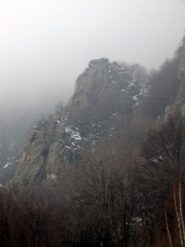 Agrieru emerge dalla nebbia invernale