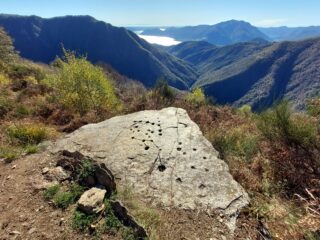 Masso coppellato all'Alpe Prà