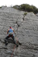 Lucy sfida la fessura unta...
