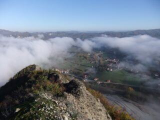 La nebbia si dirada ed appare la Val Borbera 