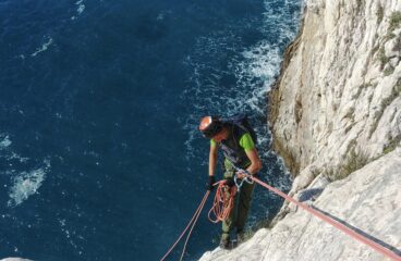 Una delle calate che portano all’attacco della via