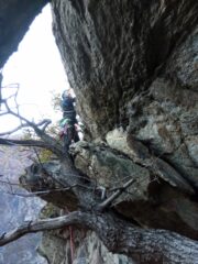 Andrea fuori dallo strapiombo del sesto tiro.