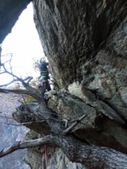 Andrea fuori dallo strapiombo del sesto tiro.