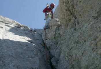 si nota il casco old style