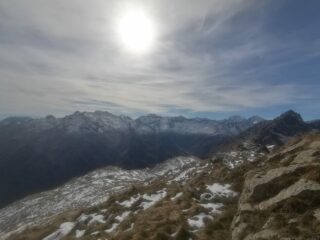 Lo stupendo altopiano sospeso del Rous. A destra in basso la cima più vistosa da sotto e omettata, ma leggermente più bassa. Dietro domina l'uja di Mondrone.