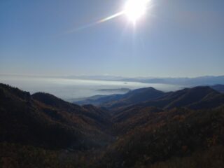 La rocca di Cavour emerge dalla foschia