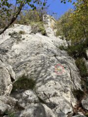 Partenza della via, evidenziato nel circolo rosso il triangolo giallo che la contraddistingue