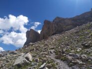 Pareti dolomitiche salendo alla Bassa di Terrarossa