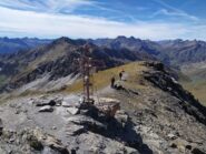La croce di vetta e panorama retrostante nel quale spiccano il Mongioia e il Salza