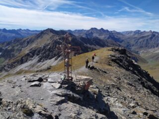 La croce di vetta e panorama retrostante nel quale spiccano il Mongioia e il Salza