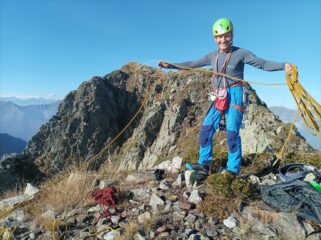 Al termine del Gran diedro sull'anticima del Lesino la cui vetta principale è appena la dietro
