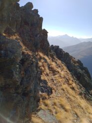 Dopo il Saron e discesa in canalino ombroso (qualche metro) traverso delicato se umido/neve, ecc.