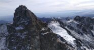 La cima orientale da quella occidentale. Sullo sfondo il M. Robinet 