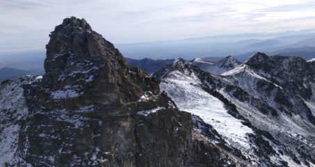La cima orientale da quella occidentale. Sullo sfondo il M. Robinet 