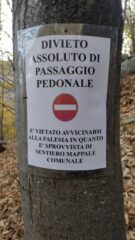 Il cartello di divieto presente in varie copie già lungo l'avvicinamento