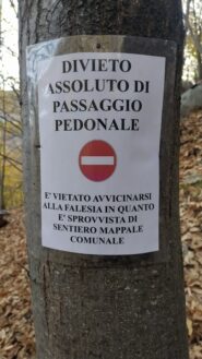 Il cartello di divieto presente in varie copie già lungo l'avvicinamento