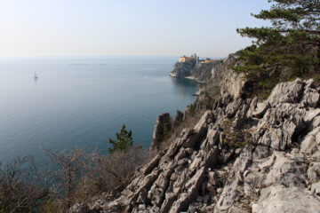 Le falesie e il castello di Duino