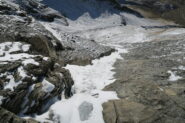 il canalino attrezzato sotto il rifugio ingombro di neve