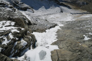il canalino attrezzato sotto il rifugio ingombro di neve