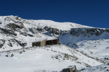 il rifugio con la Tete Blanche alle spalle