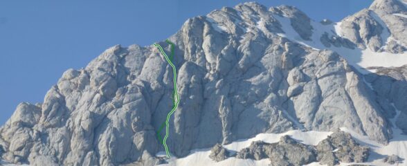 E' possibile seguire anche il secondo camino/fessura a dx (come evidenziato dalla linea tratteggiata nella foto)