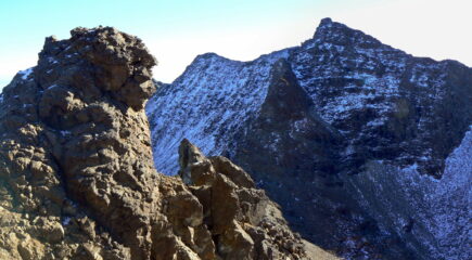 Lungo la salita, sullo sfondo la cresta NO del Rocciavrè