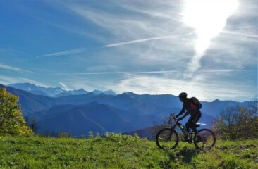 Oltre il verde, la prima neve sulle Marittime.