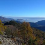 Uno sguardo verso la pianura, salendo