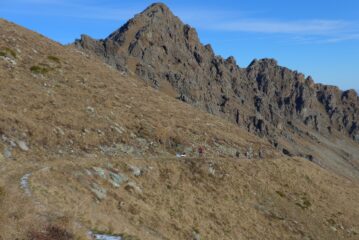 Scendendo sotto la Rocca Moross