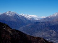 Dalla cima, in lontananza, Dent Parrachèè e il gruppo del Dome de Chasseforet.