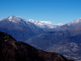 Dalla cima, in lontananza, Dent Parrachèè e il gruppo del Dome de Chasseforet.