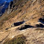 Il Colletto con la casermetta visto salendo verso la cima.