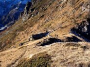 Il Colletto con la casermetta visto salendo verso la cima.