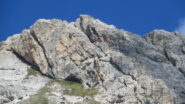 facilmente intuibile la rampa rocciosa, direttrice della via.