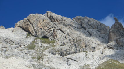 facilmente intuibile la rampa rocciosa, direttrice della via.