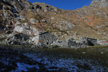 Ruderi in pietra all’Alpe Balme