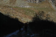 Scendendo dall’Alpe Balme verso il torrente; sullo sfondo l’Alpe Prà