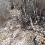 Lo stacco del sentiero 4C dalla sterrata per Fenetre, ben indicato dai bolli. 