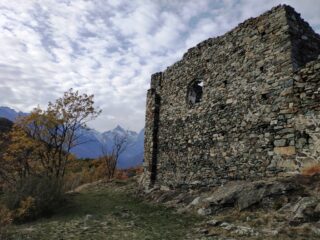 Castello di Challand e Mont Avic.