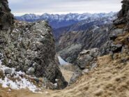 Il Lago della Balma da un intaglio a quota 2500. Sullo sfondo la dorsale Orco - Lanzo.