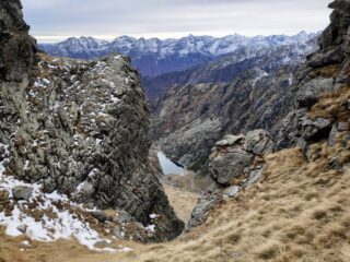 Il Lago della Balma da un intaglio a quota 2500. Sullo sfondo la dorsale Orco - Lanzo.