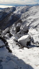 parecchia neve sullo sperone dove corre la via..al mattino..