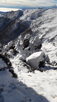 parecchia neve sullo sperone dove corre la via..al mattino..