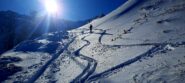 Prime curve su neve ventata