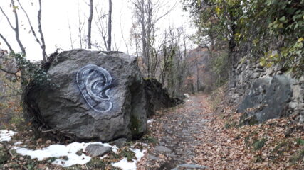 tratto di mulattiera a monte di Giagli verso Mocchie..