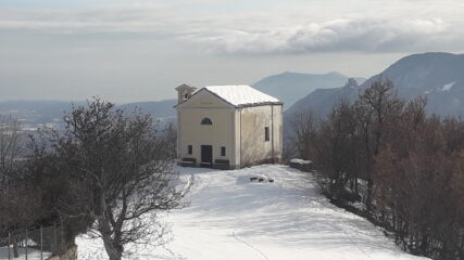 la chiesetta di San Martino a Camporossetto, nella sua veste invernale..sullo sfondo la Sagra..