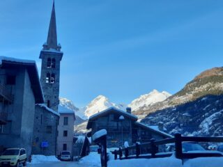 A Derby: il caratteristico campanile e sullo sfondo Colle di Licony (a snx) e Colle Battaglione Aosta (a dx)