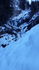 In versione surgelata, la cascata del Lenteney vista dal ponte 