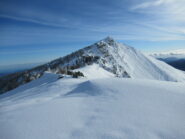 La cima nella discesa verso Colla Rossa