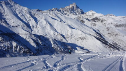 In salita finalmente al sole e sempre al cospetto del Monviso